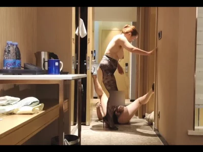 开着酒店门，与黑丝高跟熟女玩起无套高难度女上位