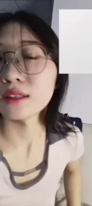 裸聊颜值很高的眼镜妹，真的骚，小穴座脸，舔奶头各种动作诱惑，身材很棒