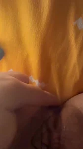 玩弄下面粉粉嫩嫩的湿穴